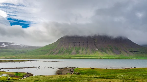Berge über dem Fjord in Island — Stockfoto