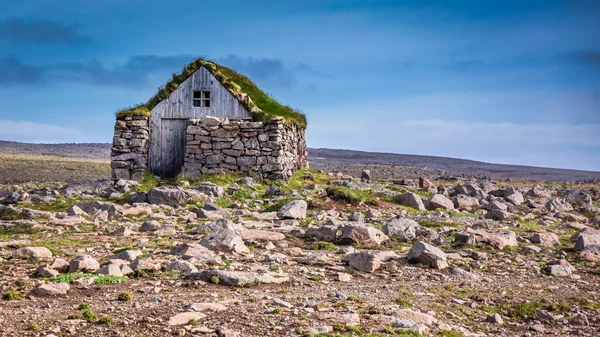 Kamenná chata na uprostřed ničeho na Islandu — Stock fotografie