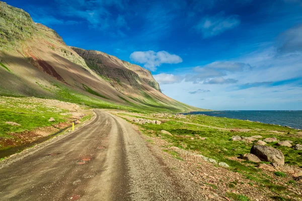 Strada di montagna vicino al mare Artico in Islanda — Foto Stock