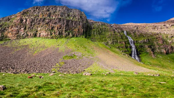 Cachoeira que flui das montanhas na Islândia — Fotografia de Stock