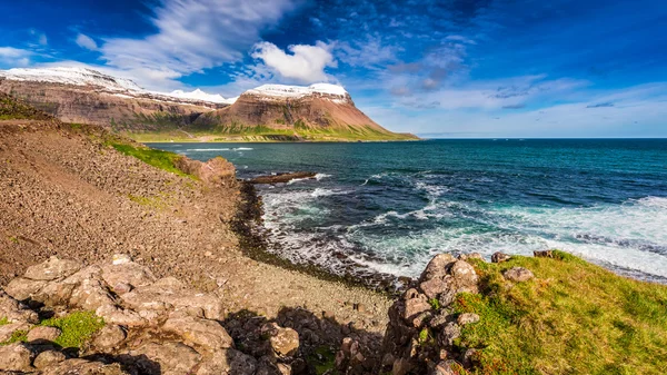 Bergen van de Arctische zee in IJsland — Stockfoto