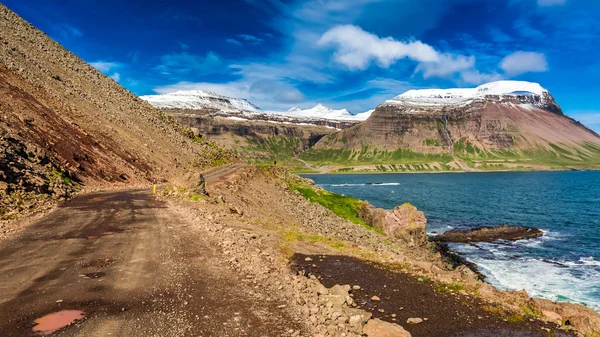 Strada nelle montagne sopra il mare Artico, Islanda — Foto Stock