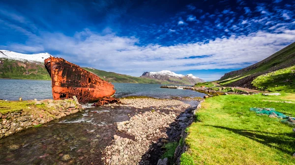 Schipbreuk op de oever in IJsland — Stockfoto