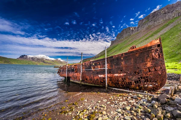 Starý vrak lodi na pláži na Islandu — Stock fotografie