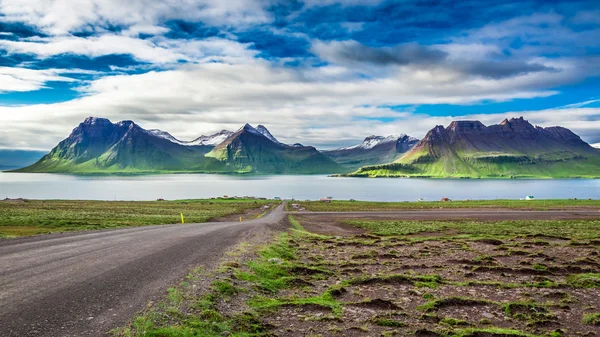 Bergtoppen en fjorden in IJsland — Stockfoto