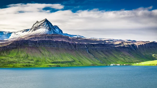 Montagne volcanique au-dessus du fjord en Islande — Photo