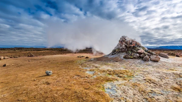 Zapierające dech w piersiach llandscape Namafjal w Islandii — Zdjęcie stockowe