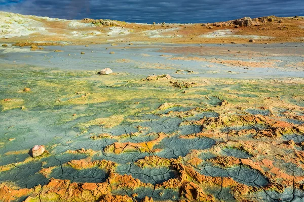 Täynnä höyryä ja rikkiä geoterminen alue Islannissa — kuvapankkivalokuva