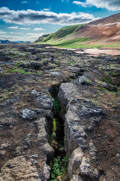 Тріщини в землі на сейсмічно активних Ісландії — стокове фото