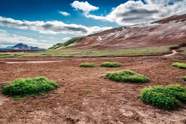 Montaña volcánica llena de azufre y vapor en Islandia —  Fotos de Stock
