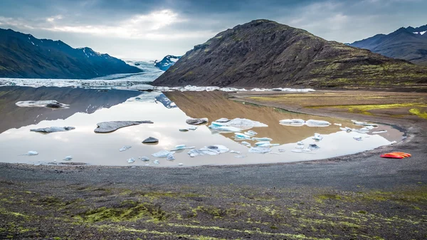 Холодний Льодовикові озера в горах, Ісландія — стокове фото