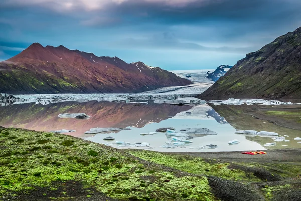 Studené jezero a ledovec v horách, Island — Stock fotografie