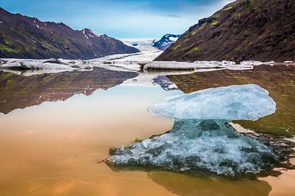 Maravilhosa geleira e lago frio na Islândia — Fotografia de Stock
