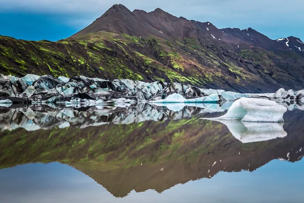 Geleira enorme e lago frio na Islândia — Fotografia de Stock