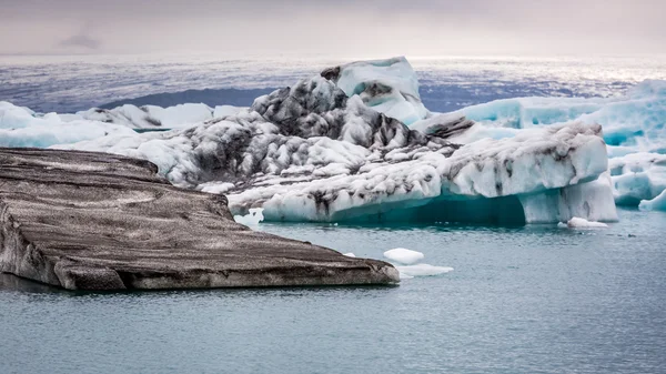 Belos icebergs flutuando no lago, Islândia — Fotografia de Stock