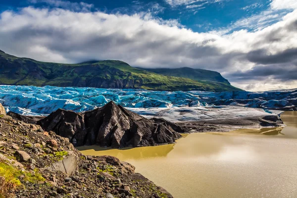 Wunderschöner Gletscher und Berge in Island — Stockfoto