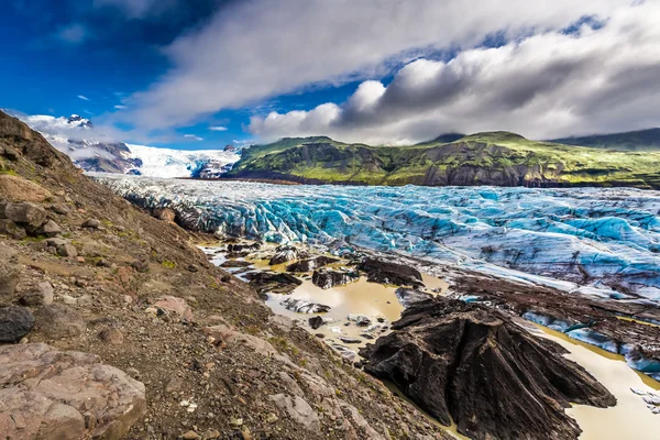 Enorme glaciar Vatnajokull e montanhas na Islândia — Fotografia de Stock