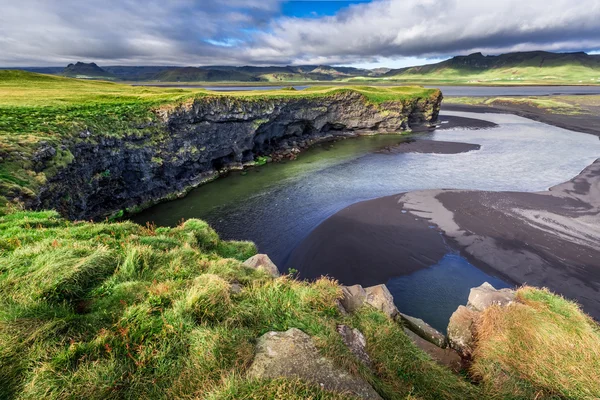 Pequeña bahía con acantilados en Islandia —  Fotos de Stock
