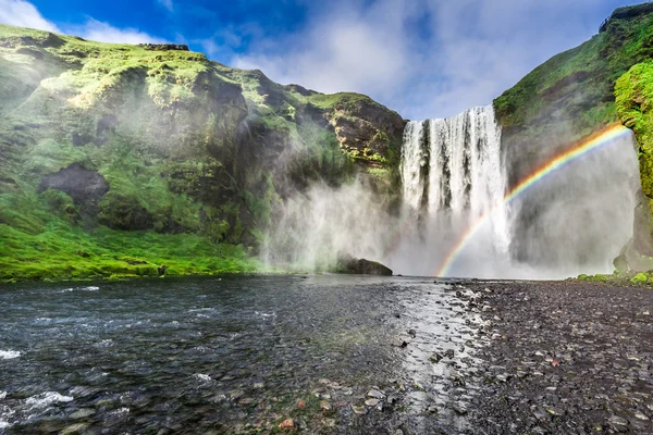 Atemberaubender Wasserfall skogafoss in Island — Stockfoto