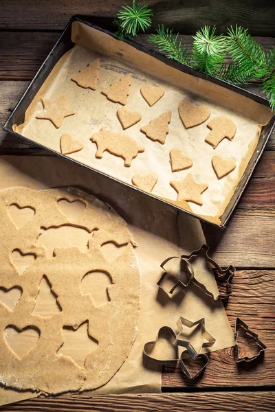 Cortar galletas de jengibre para Navidad —  Fotos de Stock