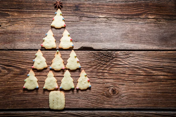 Árvore de Natal recém-assada arranjada com biscoitos — Fotografia de Stock