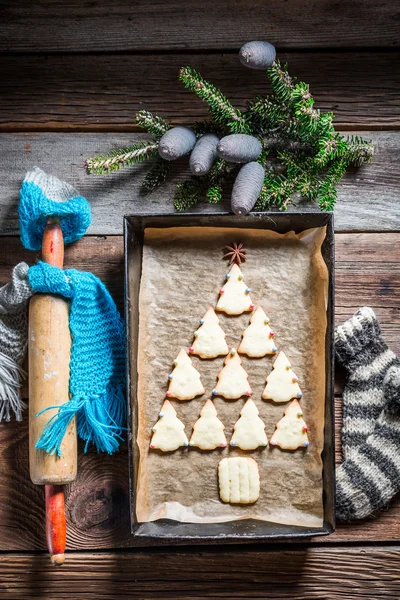 Dulce árbol de Navidad arreglado con galletas — Foto de Stock