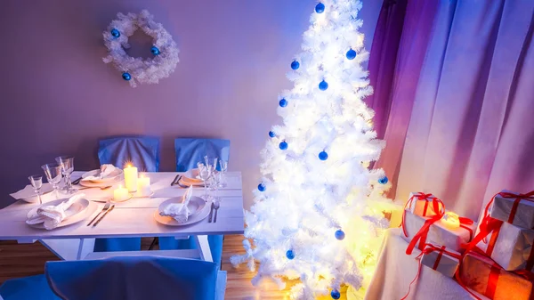 Linda mesa de Natal com decoração azul e branca — Fotografia de Stock