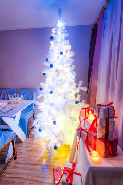 Breathtaking Christmas table setting with Christmas tree — Stock Photo, Image