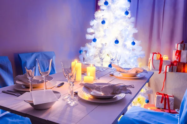 Cenário de mesa de Natal lindo com presente e árvore — Fotografia de Stock