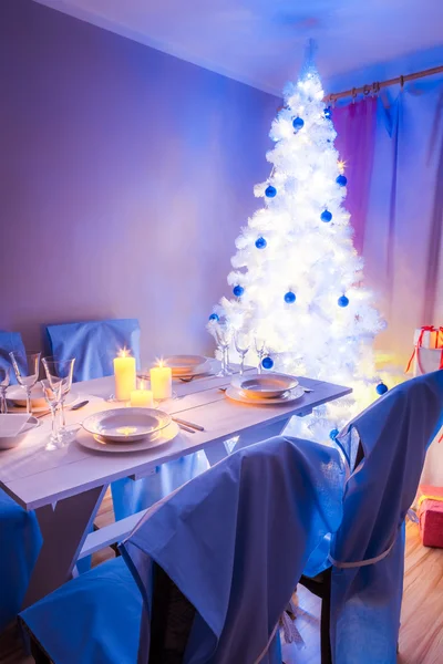 Traditionell weihnachtliche Tischdekoration für Heiligabend — Stockfoto
