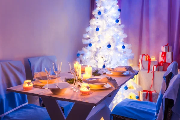 Tradicionalmente, configuração de mesa de Natal com árvore de Natal — Fotografia de Stock