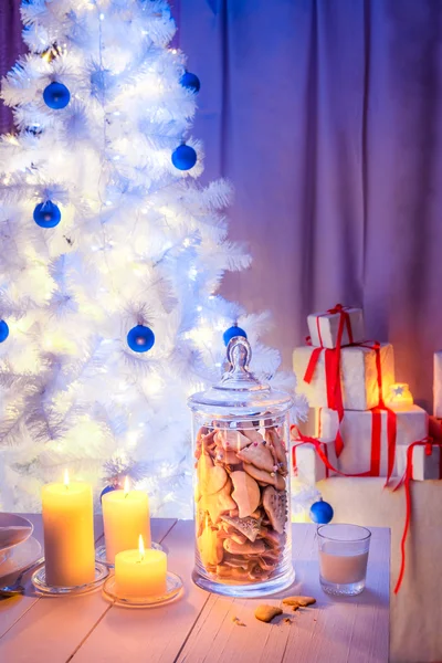 Spuntino serale di biscotti di pan di zenzero per la vigilia di Natale — Foto Stock