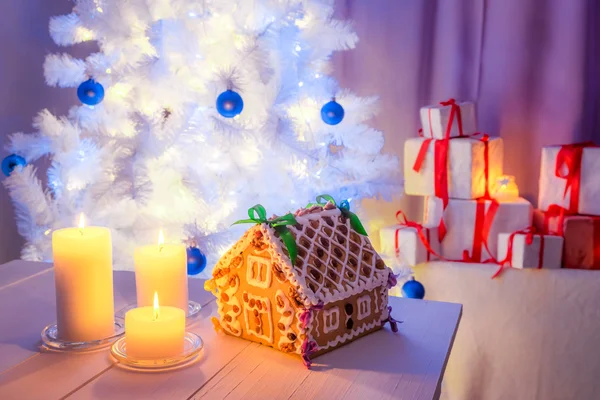 Hermosa cabaña de jengibre para Navidad — Foto de Stock