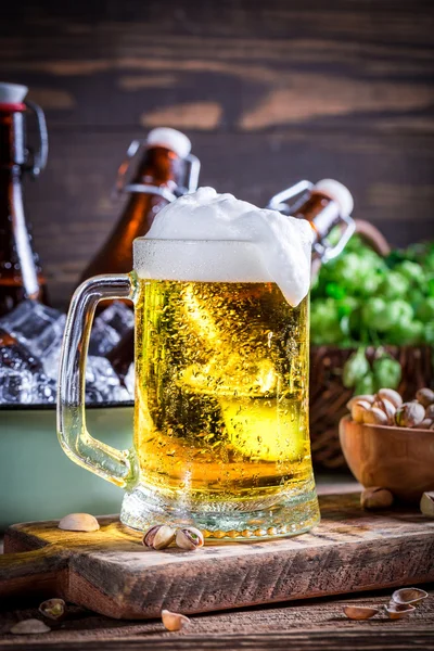 Cerveza fresca y fría con pistachos — Foto de Stock