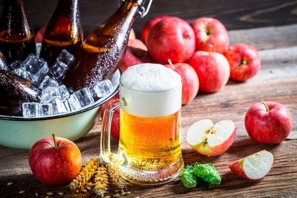 Cerveza de manzana fresca y fría — Foto de Stock