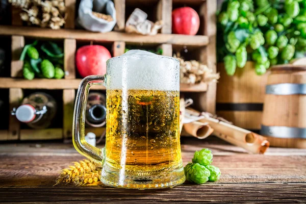 Cerveja fresca e ingredientes em caixa de madeira — Fotografia de Stock