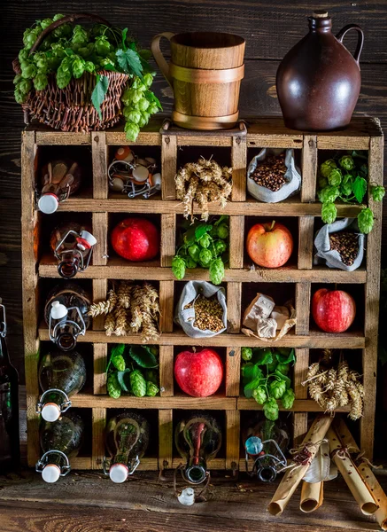 Cerveza de sidra fresca ingredientes en bodega — Foto de Stock