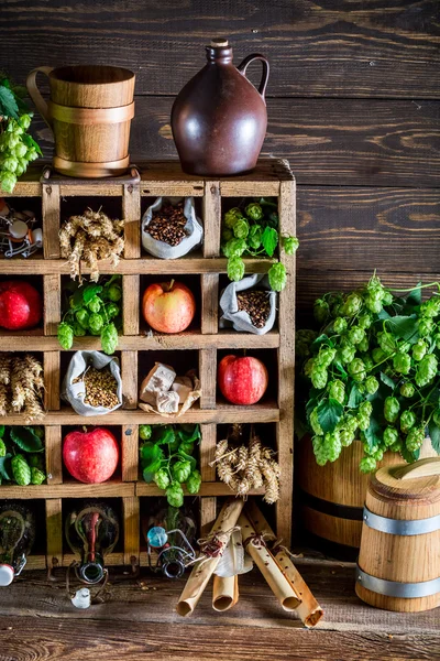 Cerveza de sidra fresca ingredientes en caja de madera —  Fotos de Stock