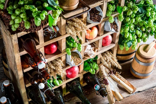 Ingrédients de bière de pomme fraîche dans la cave — Photo