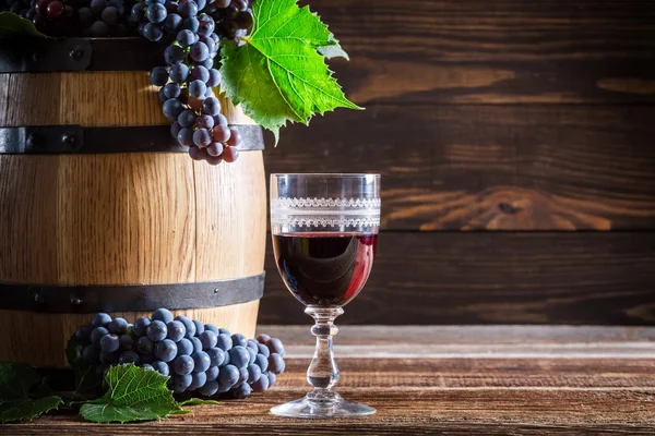 Friss vörös bor, a régi fából készült asztal — Stock Fotó