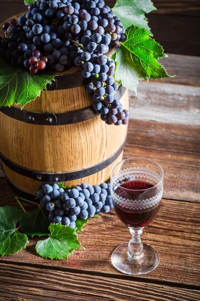 Fresh red wine on old wooden table — Stock Photo, Image