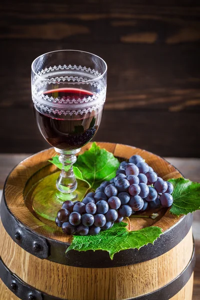 Vinho saboroso em vidro com uvas — Fotografia de Stock