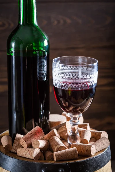 Свежее красное вино на старом деревянном столе — стоковое фото