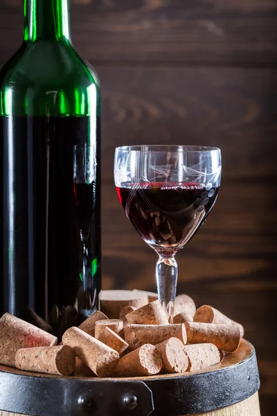 Vino rosso saporito su vecchio tavolo di legno — Foto Stock