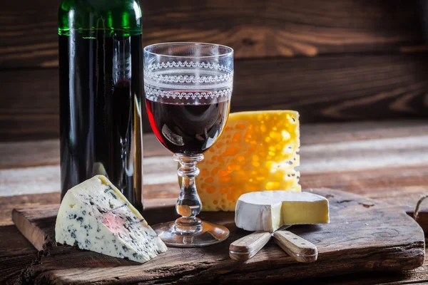 Čerstvé červené víno se sýrem — Stock fotografie