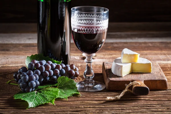 Tasty red wine with cheese — Stock Photo, Image