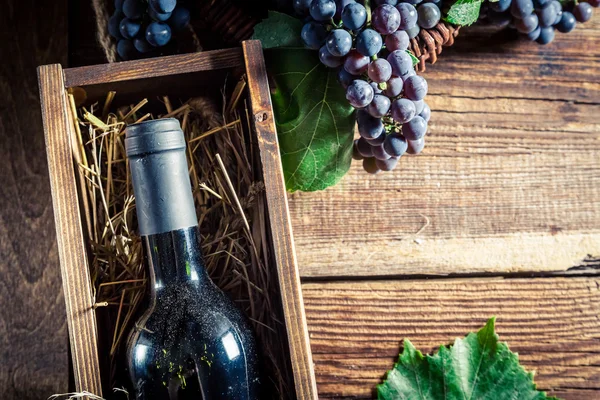 Tasty red wine in wooden box — Stock Photo, Image