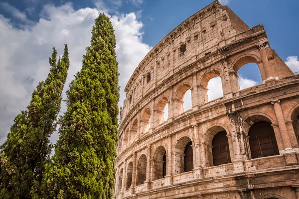 Красивый Колизей в Риме, Италия — стоковое фото
