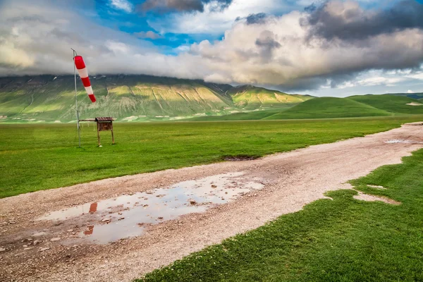 Maravilloso amanecer en el valle cerca de Castelluccio, Umbría, Italia — Foto de Stock