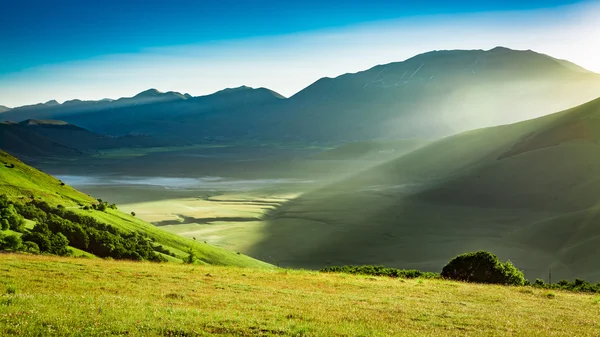 Beau lever de soleil dans les montagnes, Ombrie, Italie — Photo